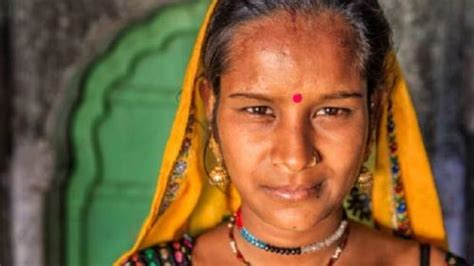 india mujeres punto rojo|Bindi en India, el punto en la frente